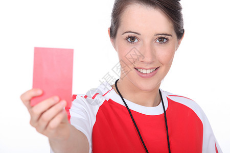 持有红卡的女性足球裁判员背景图片