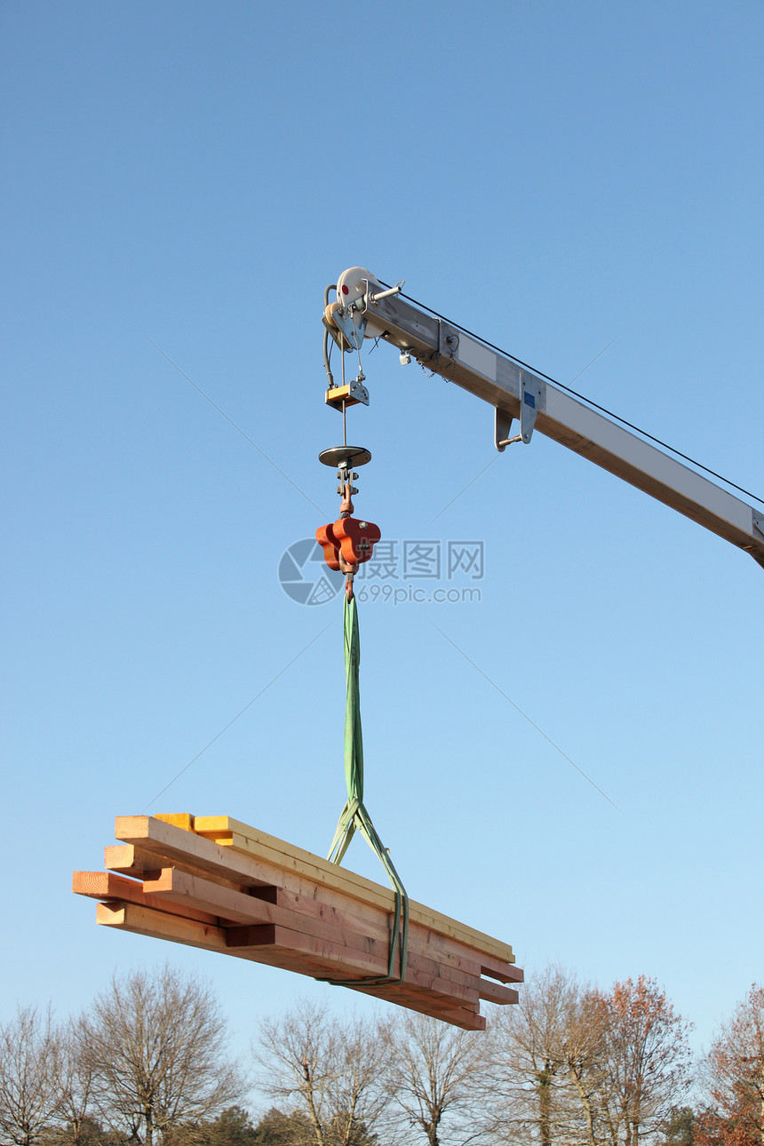 吊起车木材叉车车辆货车货物卡车工业加载机器机械树木图片