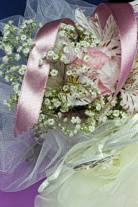 鲜花和结婚戒指盒子婚礼邀请函夫妻套餐仪式门票派对白色庆典背景图片