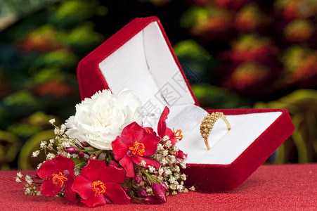鲜花和结婚戒指包装派对盒子婚礼庆典夫妻邀请函花束套餐信仰背景图片