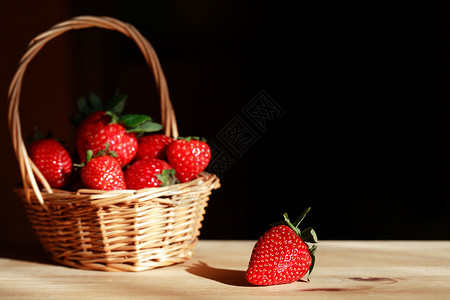 带草莓的篮子饮食光束健康饮食水果木头园艺阳光农业浆果甜点背景图片