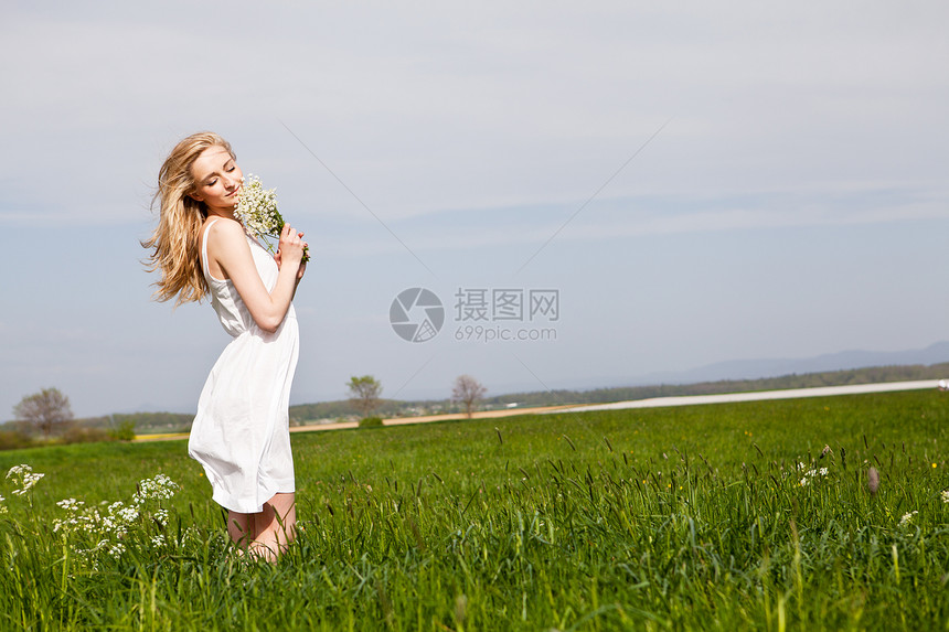 夏天在户外快乐的美丽金发美女活力蓝色季节天空背景女士公园女性场地阳光图片