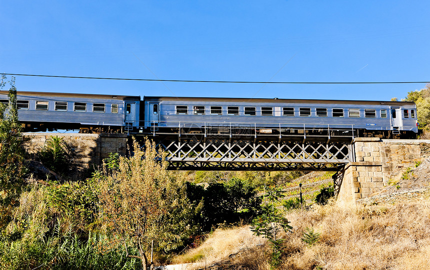 在葡萄牙杜罗谷的铁路火车上搭火车世界位置旅客建筑学车皮建筑列车外观旅行运输图片