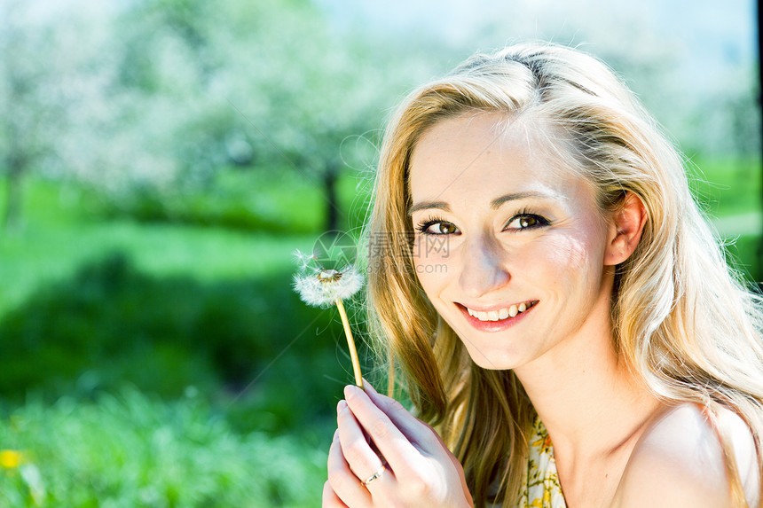 夏日户外快乐的年轻美少女太阳花园女士成人植物植物群背景阳光季节女性图片