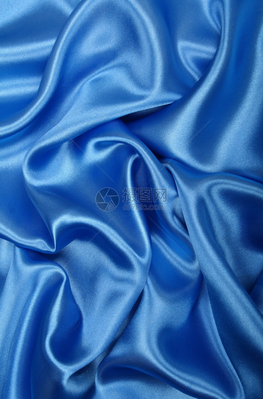 平滑优雅的蓝色丝绸作为背景海浪纺织品折痕投标曲线银色材料布料织物天蓝色图片