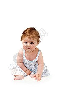 坐在白毛巾上快乐的婴儿童年蓝色赤脚小女孩金发几个月婴儿期男孩们衣服女孩坐着高清图片素材