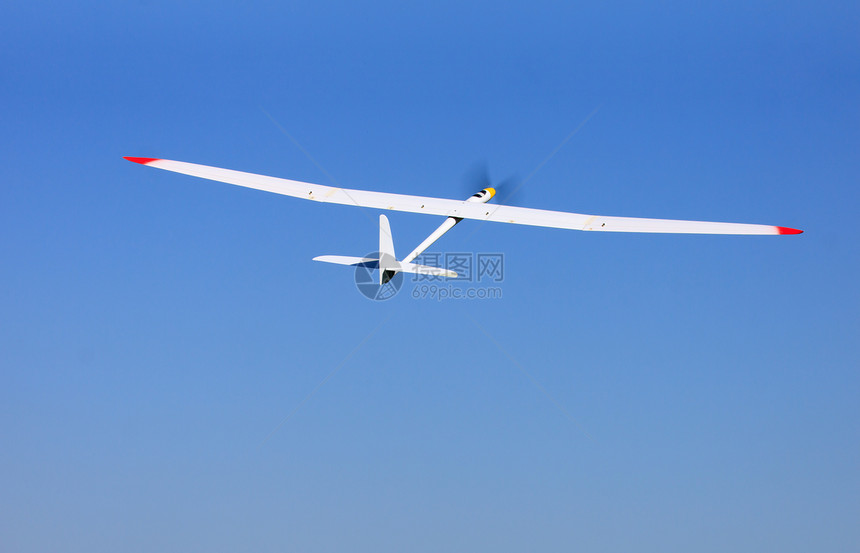 RC滑翔机在蓝天空中飞行电子遥控爱好引擎闲暇乐趣翅膀飞行员航班速度图片