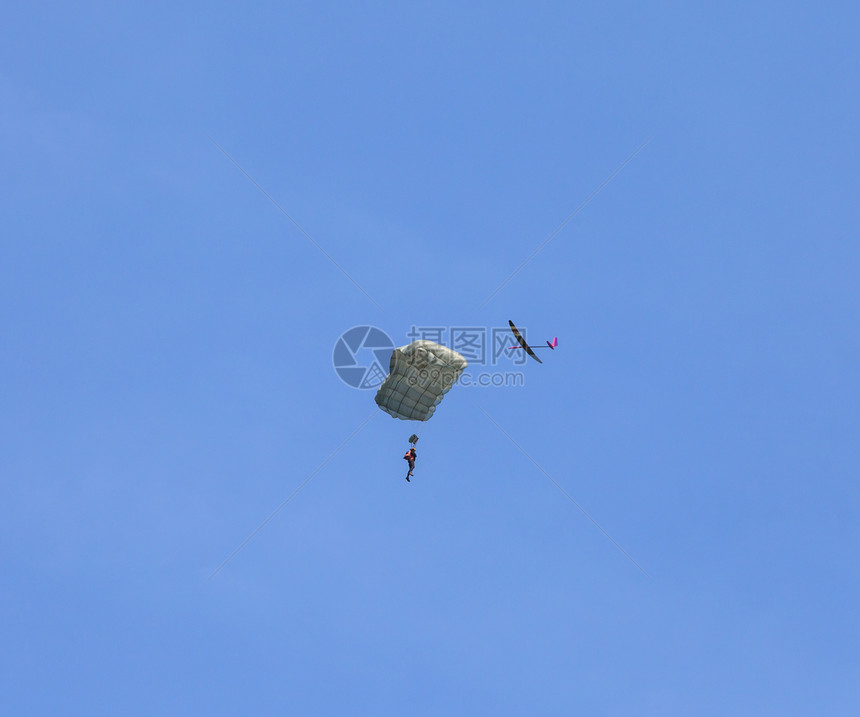 RC 滑翔机环绕跳伞飞翔图片