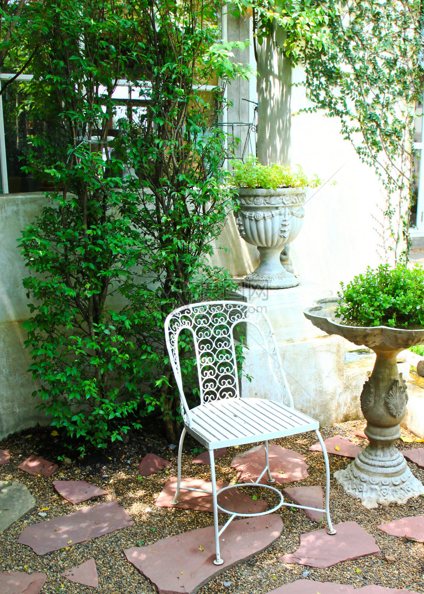 花园里的白椅子长椅建筑学风景石头装饰品房子建筑窗户古董场景图片