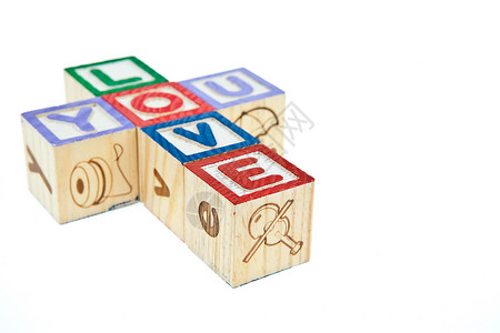我爱你木头婴儿项目笔记玩具拼写孩子绿色白色红色背景图片