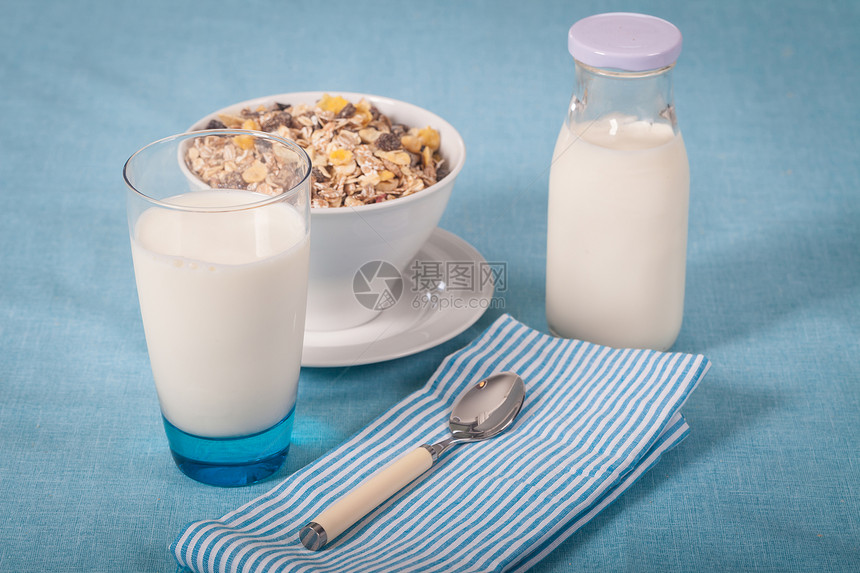 牛奶奶玻璃杯子早餐营养白色食物谷物奶制品蓝色节食图片