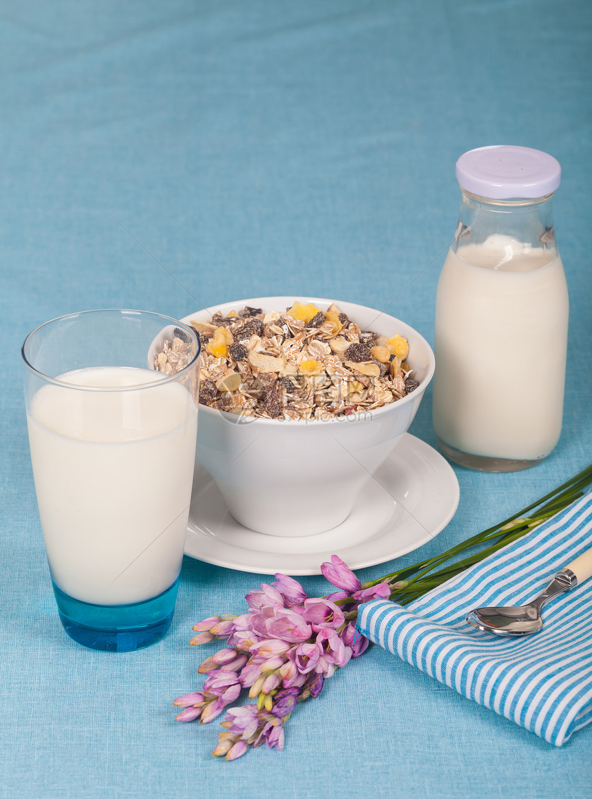 牛奶奶玉米片谷物奶制品饮食早餐营养玻璃白色节食蓝色图片
