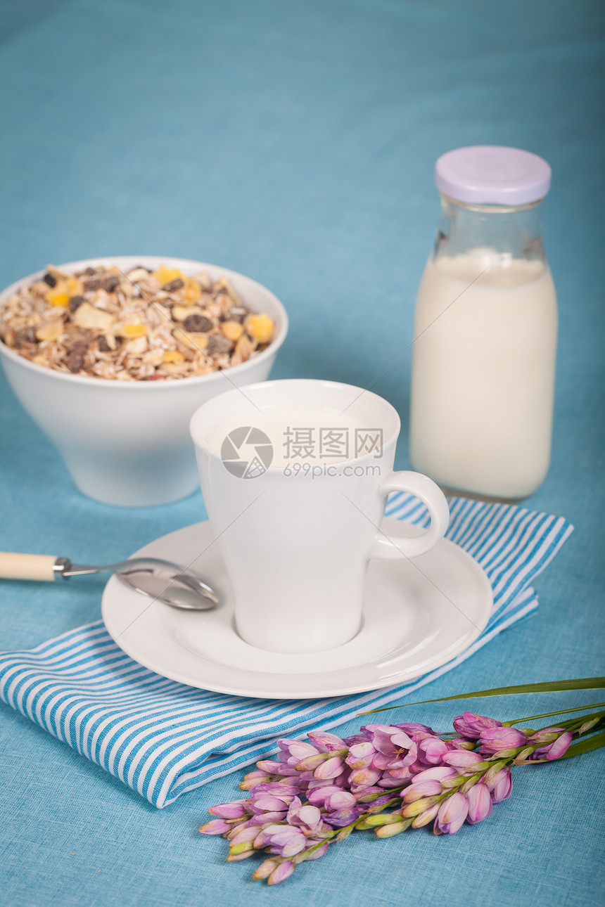 牛奶奶早餐饮料营养节食食物饮食蓝色白色谷物奶制品图片