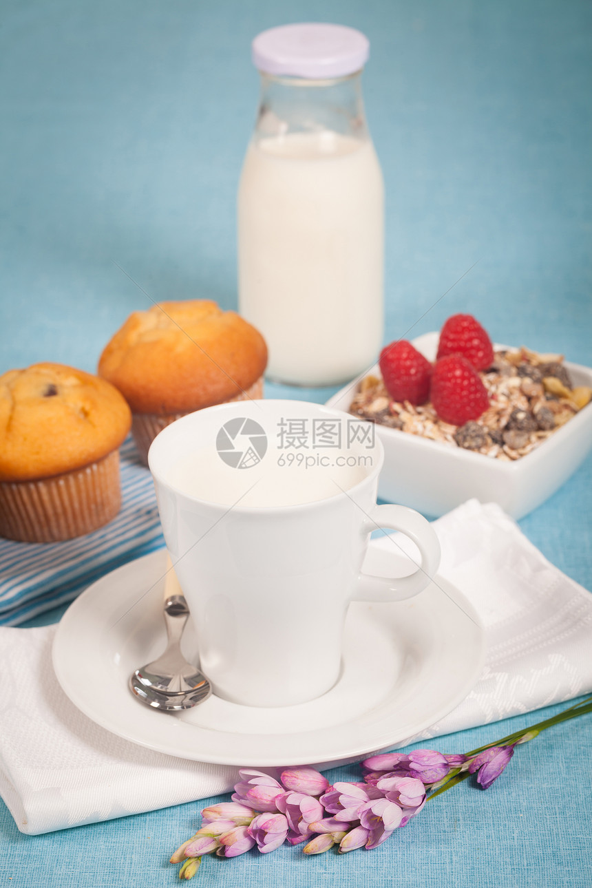 牛奶奶甜点早餐奶制品食物玻璃饮食营养巧克力蓝色玉米片图片
