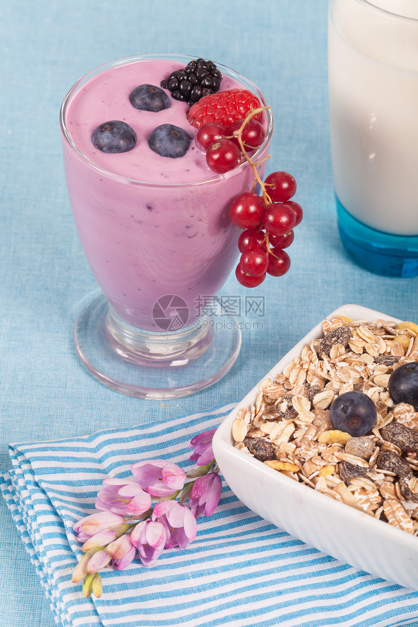 酸奶和浆果早餐节食牛奶谷物玻璃玉米片杯子营养饮食奶制品图片