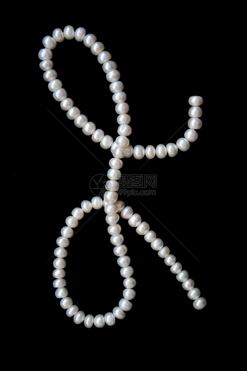 黑天鹅绒上的白珍珠礼物黑色白色展示配饰魅力天鹅绒光泽度珠子珍珠图片