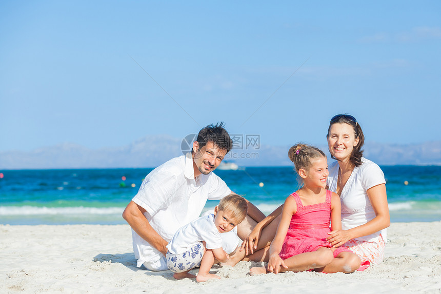 热带海滩四口之家海岸线父母喜悦幸福爸爸婴儿父亲女儿家庭女性图片