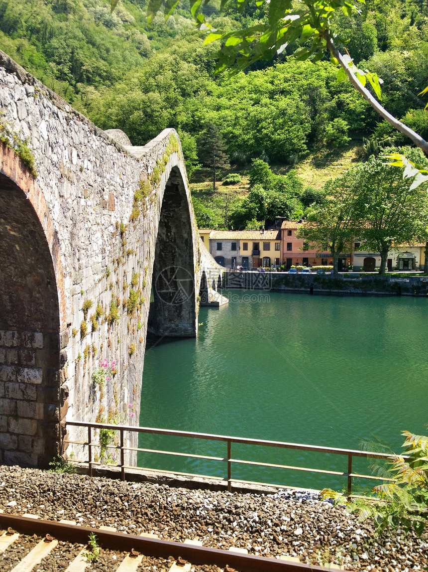 意大利乡村边际的恶魔桥图片
