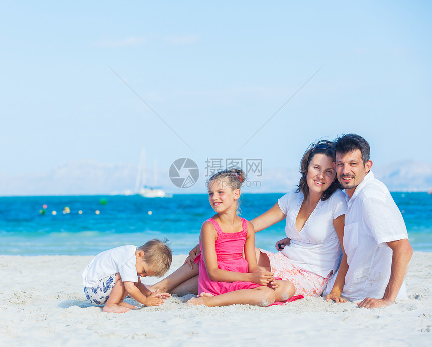 热带海滩四口之家海洋男生母亲海岸父母假期男性女士女性幸福图片