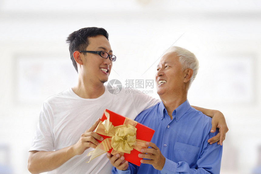 父亲快乐的日子儿子长老家庭展示生日男生男人老年盒子后代图片