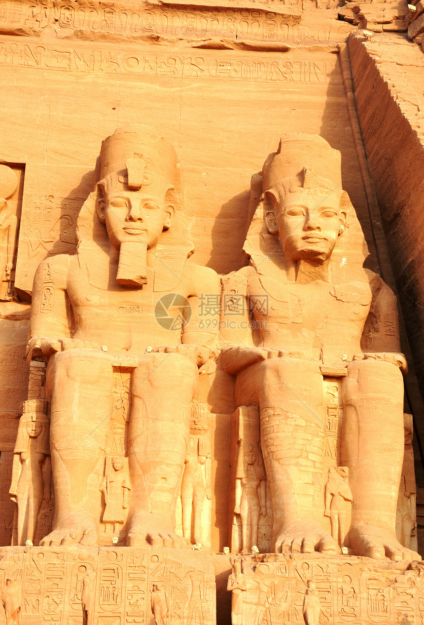 埃及Abu Simbel的著名拉姆西斯二世雕像里程碑旅游石头废墟考古学挖掘历史上帝女王雕塑岩石图片