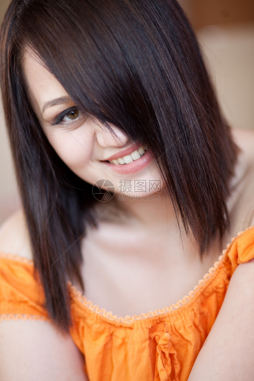 临时肖像女士黑发女孩发型理发女性微笑尺码黄色快乐图片