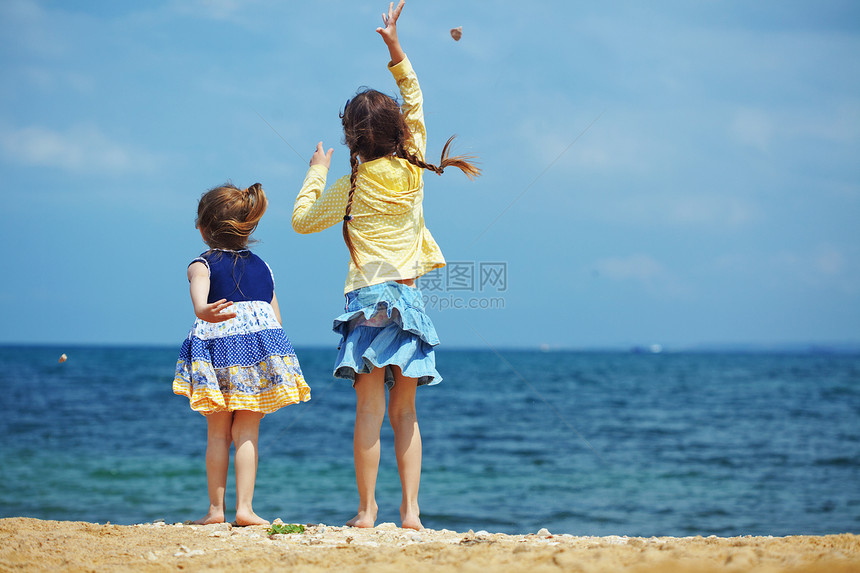 儿童婴儿团体友谊乐趣海滩女孩们孩子们游戏闲暇赤脚图片