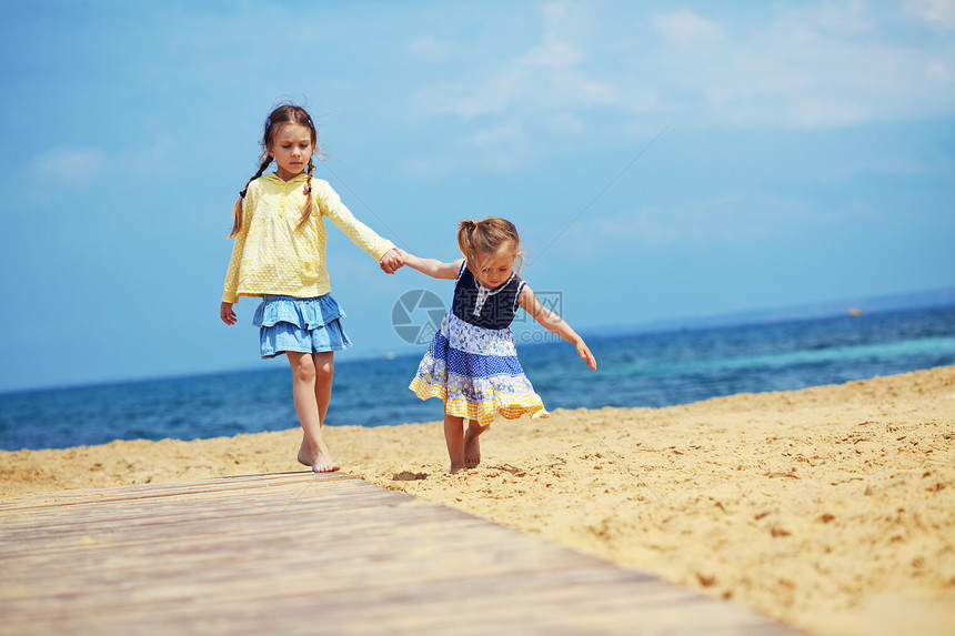 儿童海滩朋友们蓝色家庭友谊赤脚女孩们乐趣孩子们黄色图片