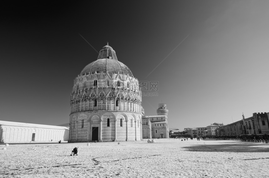 暴风雪过后在比萨的广场历史文化建筑洗礼池大教堂柱子假期坎波圆顶宗教图片