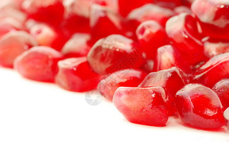 石榴浆果石榴水果食物宏观红色白色背景图片