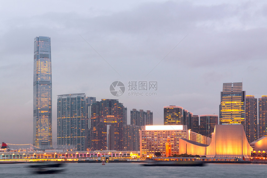 日落时间香港港港商业场景旅行旅游金融建筑晴天办公室城市天空图片