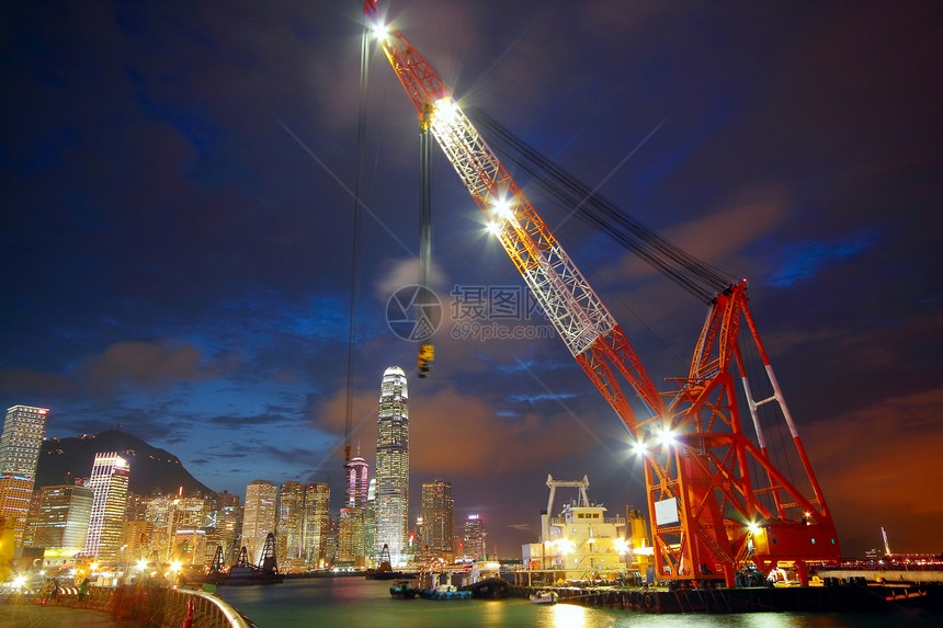 香港港的升帆船城市货物港口天空后勤船厂制造业运输码头金属图片