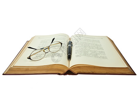 书打开时 用眼镜和笔在白色的后腹号上隔开教育经典学习教科书智慧文档绿色玻璃知识团体背景图片