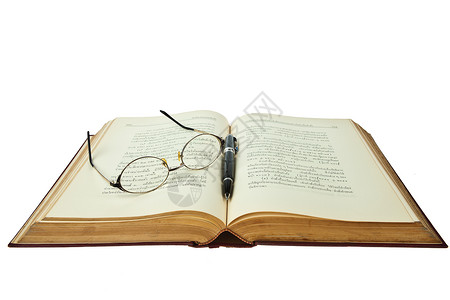 书打开时 用眼镜和笔在白色的后腹号上隔开小说知识分子眼睛文档纸基经典图书学习团体棕色背景图片