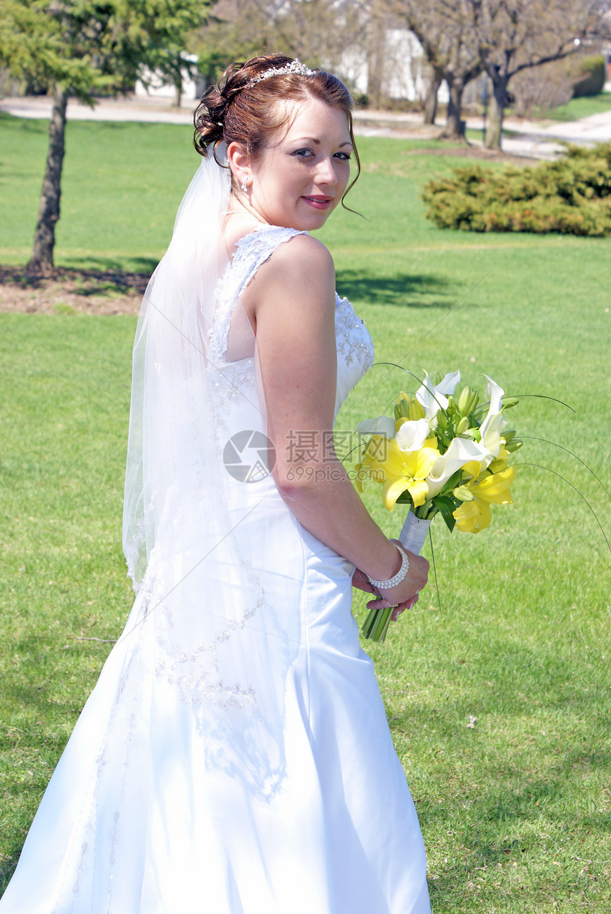 新娘和她的鲜花裙子花束花朵婚姻手臂白色庆典头发已婚新人图片