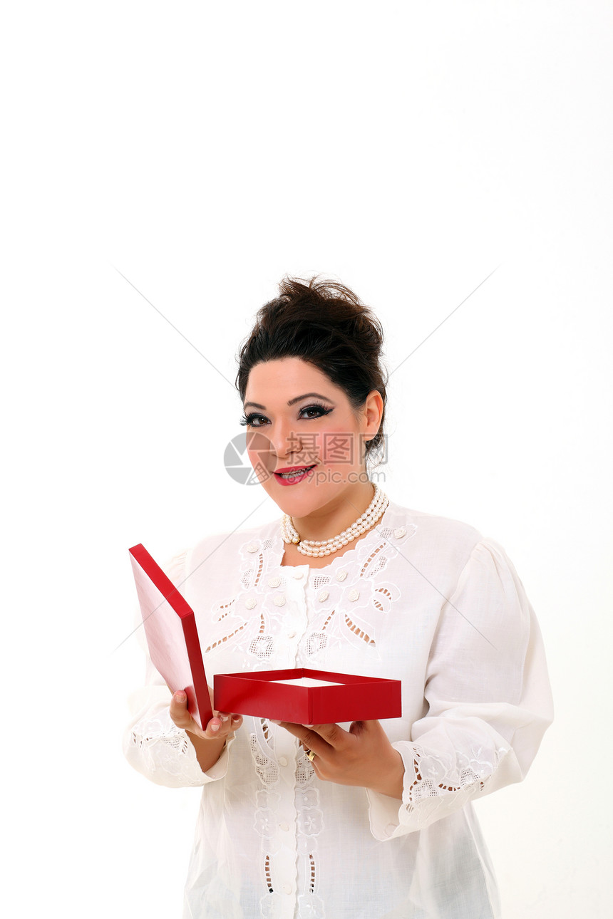 配盒子的优美加体型女性庆典工作室惊喜白色喜悦女孩妻子展示红色裙子图片