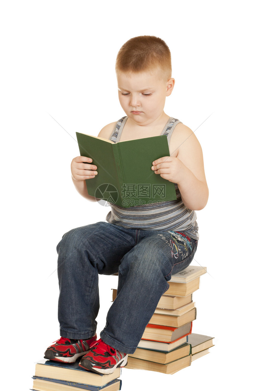小男孩在看书衬衫一个男孩牛仔裤图书图片