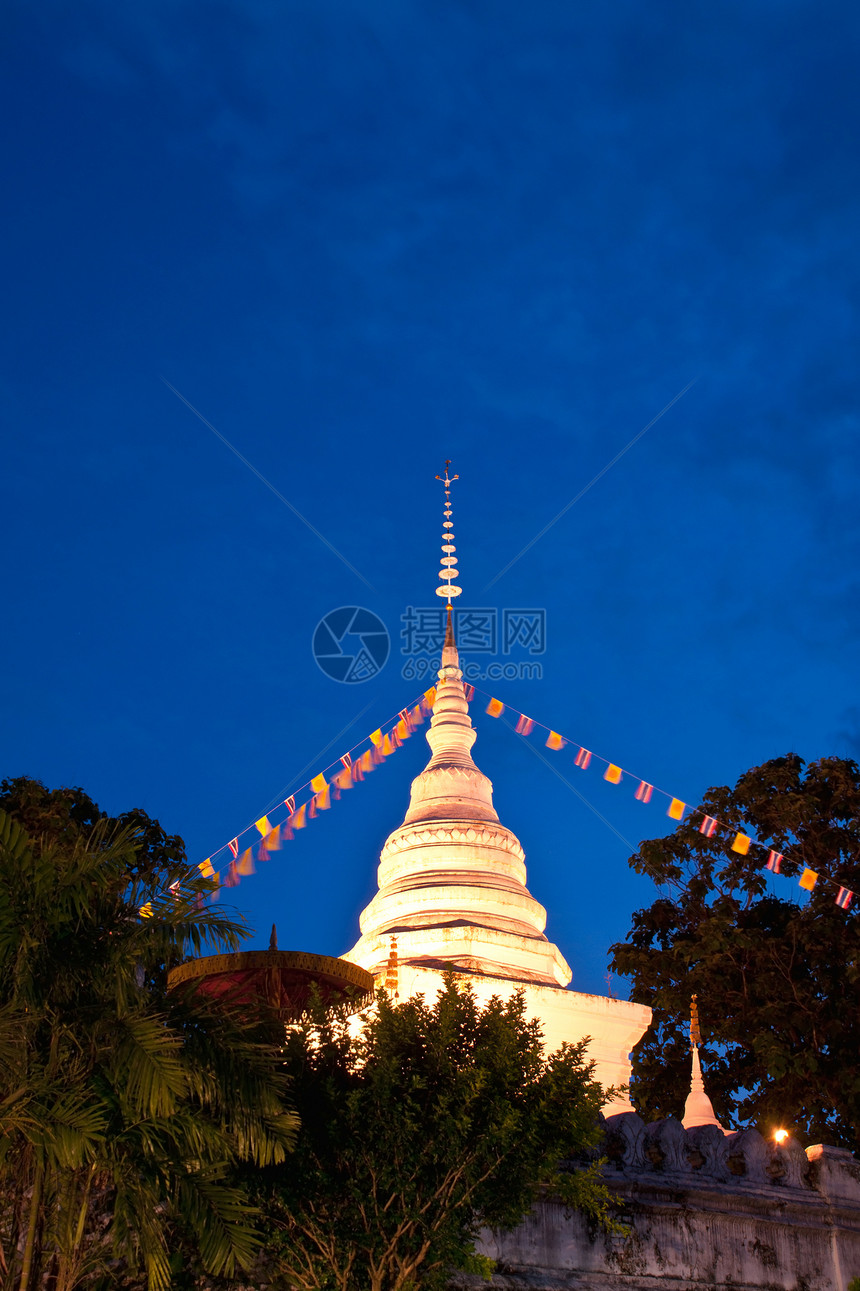 著名的白色教堂与暮光时刻时间天空工艺艺术寺庙佛教徒模具蓝色传统手工图片