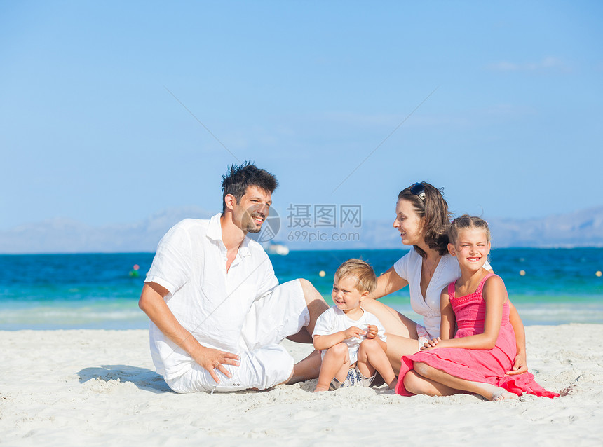 热带海滩四口之家异国女孩海滨儿子海岸情调男生享受男性妈妈图片