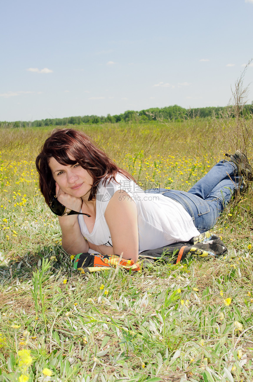 女人躺在草地上女孩女性场地乐趣头发太阳镜快乐蓝色长发说谎图片