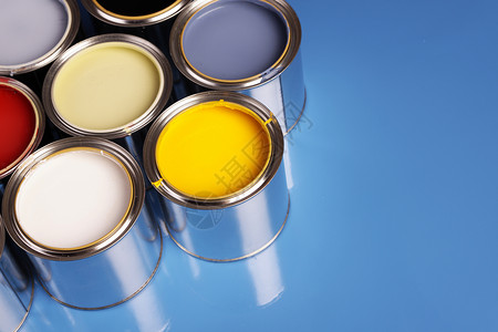 油漆罐房子画笔黄色颜料画家液体创造力墨水刷子白色背景图片