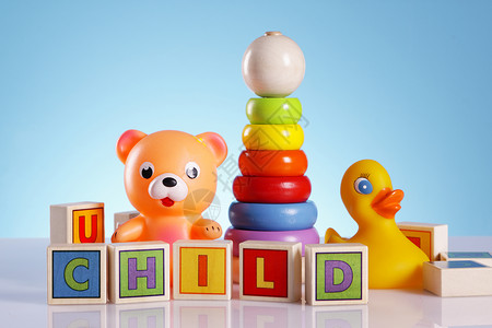 婴儿玩具奶嘴礼物儿童童年新生红色乐趣塑料孩子黄色绿色的高清图片素材