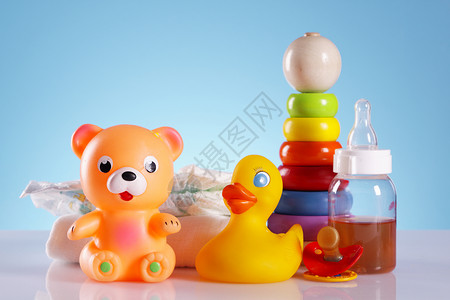 婴儿玩具生活孩子塑料白色拨浪鼓蓝色童年礼物圆形奶嘴黄色的高清图片素材