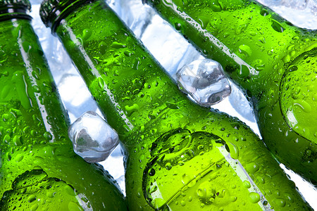 冰冻中的冷啤酒立方体液体玻璃派对茶点气泡饮料冰块瓶子冷藏背景图片