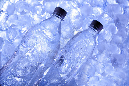 冰冻中的冷啤酒瓶子金子立方体气泡冷藏茶点玻璃饮料派对液体背景图片