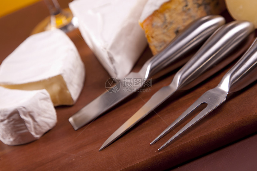 圣诞节装饰中的狗小吃桌子食物木头奶制品生活牛奶作品瓶子盘子图片