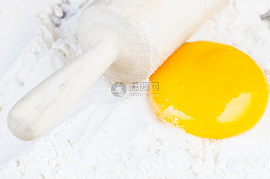 面粉和蛋黄图片