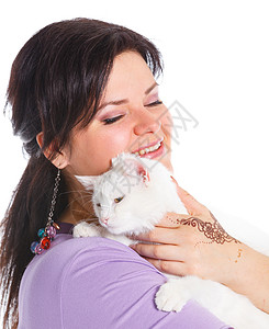 年轻女人抓着白猫女士朋友快乐医生紫色关爱夫妻猫咪动物胡须女孩高清图片素材