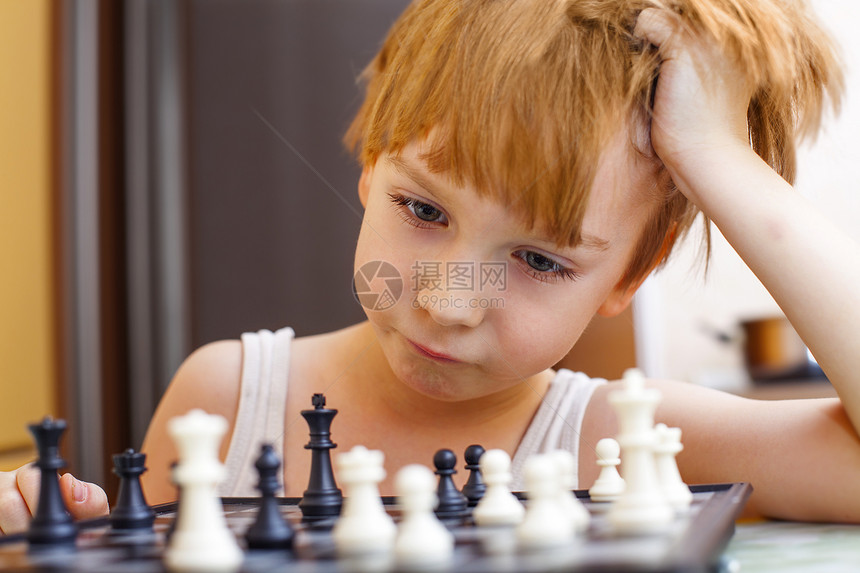 玩象棋的男孩闲暇挑战女王思维对抗沉思游戏童年孩子木板图片