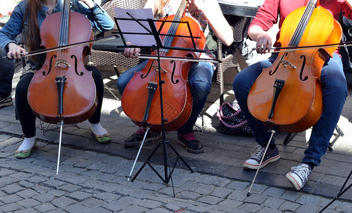 年轻人在街头音乐日玩大提琴高清图片